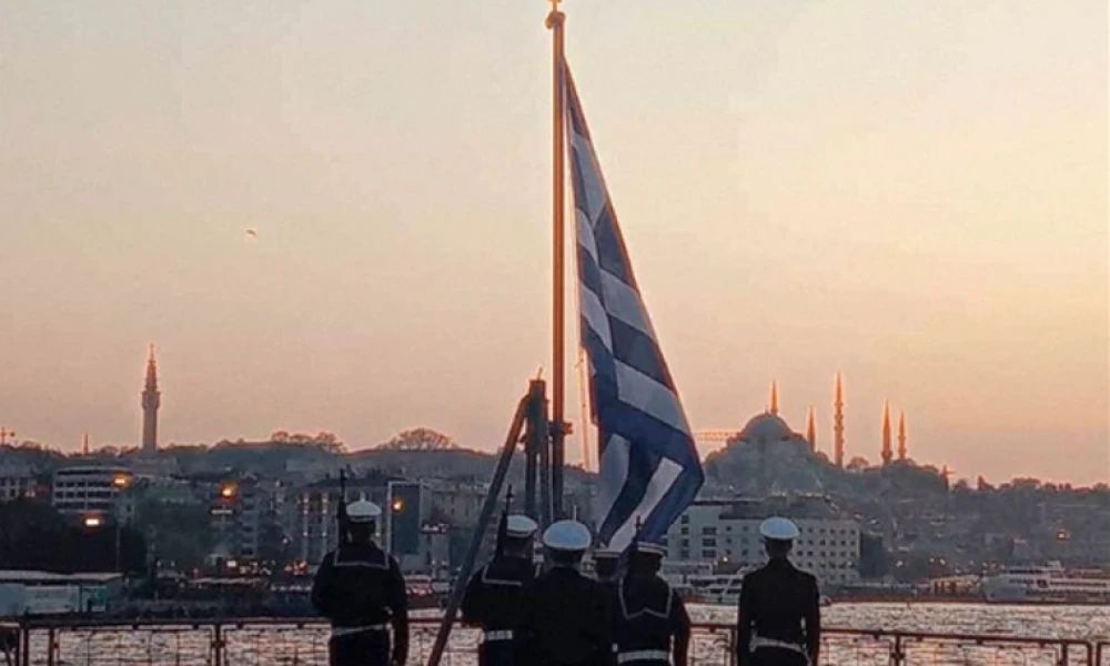 Επαρση της ελληνικής σημαίας της Φ/Γ Θεμιστοκλής με φόντο την Αγία Σοφία φέρνει ρίγη συγκίνησης